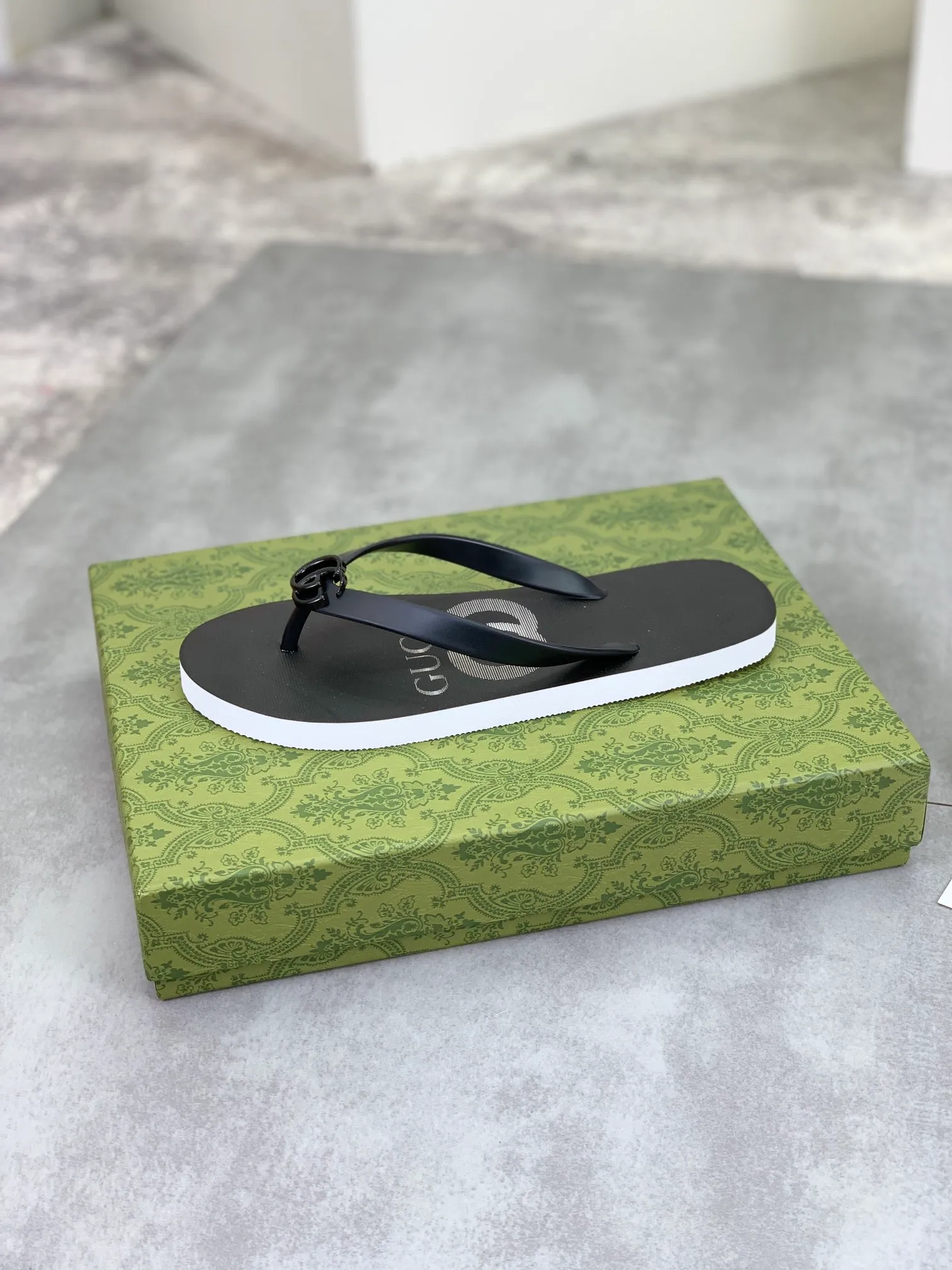 Men's men's shoes 💰P220💰【New style】🆘【GUCCI】Official website's popular Gucci adult couple 🧑‍🤝‍🧑 style, children's flip-flops are on sale at the counter simultaneously! Original fabric imported from Italy. Original bottom provided by the original factory. Size: Adult 36-45. Children’s size: 30-37. Multiple colors available.